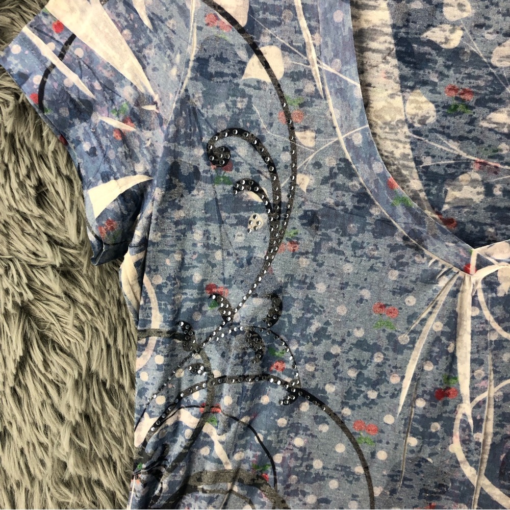 Maurices Shirt Womens Large Vneck Embellished Blue Scroll Design Top - Picture 3 of 11